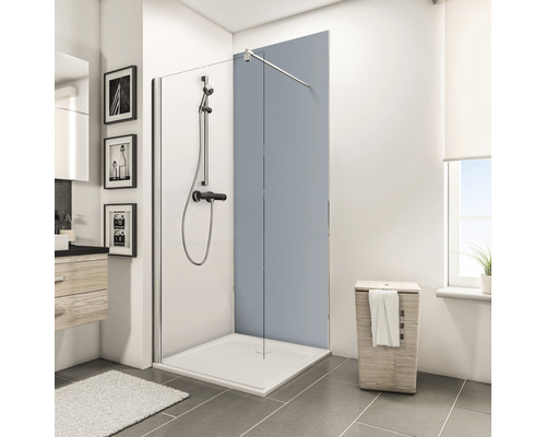 Modernes Badezimmer mit Duschkabine, Duschwanne und Armatur