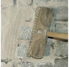 Fugenbürste mit Holzstiel für Pflasterarbeiten