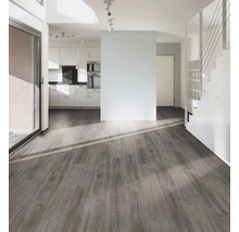 Helles Wohnzimmer mit grauem Holzboden, Treppe und Küchenzeile