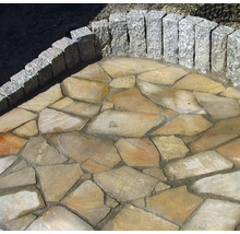 Gartenbereich mit Natursteinpflaster und Granitbordsteinen