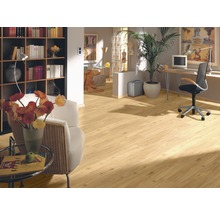 Heller Wohnraum mit Laminatboden, Bücherregal und Schreibtisch