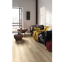 Wohnzimmer mit Holzboden, Sofa, Tisch und Dekorationen für ein gemütliches Ambiente