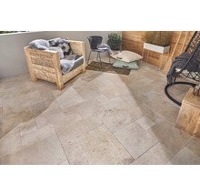 Terrasse mit Travertin-Fliesen, Holzmöbeln und dekorativen Elementen