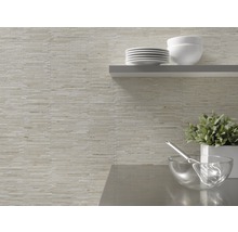 Wandgestaltung mit Mosaikfliesen und Küchenutensilien auf einem Regal.