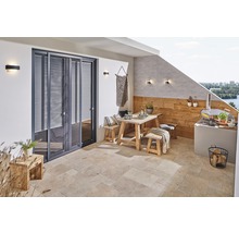 Außenbereich mit Insektenschutz-Schiebetür, Tischgruppe und Pizzaofen