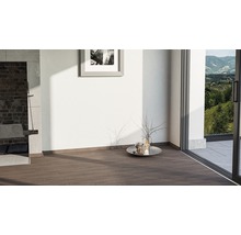 Heller Raum mit Holzboden, Bild an der Wand und Blick nach draußen