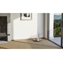 Heller Raum mit Terrakottafliesen, Kamin und Terrassentür zum Garten