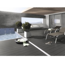 Terrasse mit Pool, Liegestühlen und Holzboden