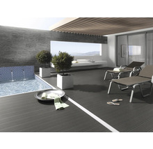 Terrasse mit Pool, Liegestühlen und Pflanzenkübeln