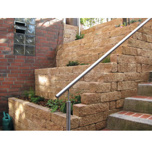 Gestufte Gartenmauer aus Natursteinen mit Edelstahlgeländer und Bepflanzung