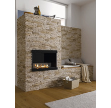 Dekorativer Kamin mit Steinverkleidung und integriertem Bioethanol-Brenner in einem hellen Wohnraum.