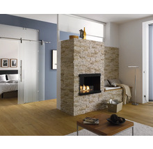 Wohnzimmer mit Kamin, Glasschiebetür und Holzboden