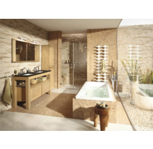 Badezimmer mit Waschtisch, Badewanne, Dusche und Mosaikfliesen