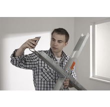 Mann montiert ein Trockenbauprofil mit einem Montagewinkel