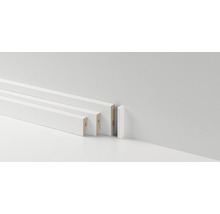 Mehrere weiße Fußleisten aus Holz