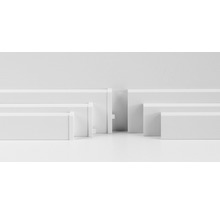 Mehrere weiße Sockelleisten und Zubehör für die Montage