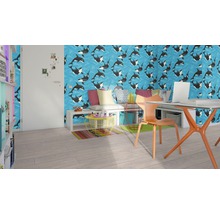 Modernes Zimmer mit Tapete, die ein Walmuster zeigt, einem Schreibtisch mit Laptop, einem Stuhl und einem Regal.