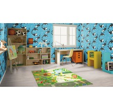 Kinderzimmer mit Wal-Tapete, Schreibtisch, Regal und Spielteppich