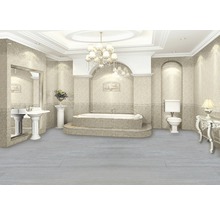 Helles Badezimmer mit Badewanne, Waschbecken, Toilette und Fliesen