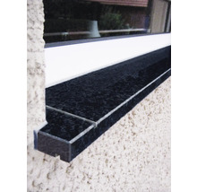 Nahaufnahme einer Fensterbank aus Stein