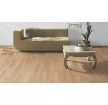 Heller Holzboden mit Couch und Tisch für Wohnraumgestaltung