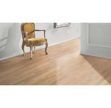 Raumansicht mit hellem Holzboden und Sessel