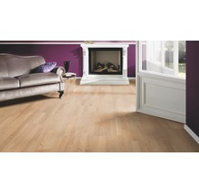 Wohnzimmer mit hellem Holzboden, Kamin und Couch