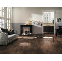 Wohnzimmer mit Sofa, Couchtisch, Kamin und Holzboden