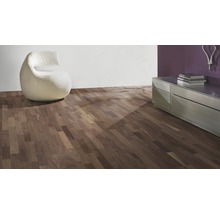 Wohnzimmer mit Nussbaum-Parkettboden, Sessel und Kommode