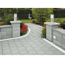 Gartenweg mit Pflastersteinen und Mauerelementen sowie zwei Leuchten