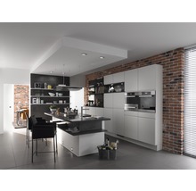 Helle Küche mit Kochinsel, Backsteinwand und modernen Geräten