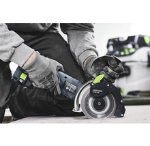 Fliesenschneider im Einsatz mit Arbeitshandschuhen