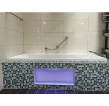 Eingebaute Badewanne mit Mosaikfliesen, Haltegriff und Ablagefach mit Beleuchtung