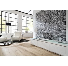 Heller Wohnraum mit Parkettboden, Mosaikwand und großen Fenstern