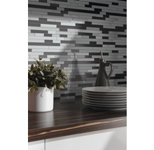 Mosaikfliesenwand über einer Küchentheke mit Geschirr und Dekoration