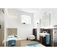 Helles Badezimmer mit Badewanne, Toilette, Waschbecken und Spiegelschrank