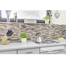 Küchenszene mit Mosaikfliesen, Messerset, Wasserkocher und Kochfeld