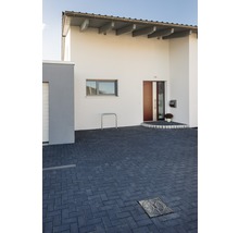 Außenansicht eines modernen Einfamilienhauses mit gepflasterter Auffahrt