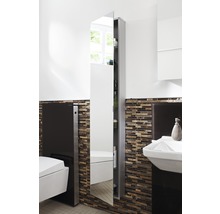 Modernes Badezimmer mit Spiegelschrank zur Aufbewahrung von Badutensilien