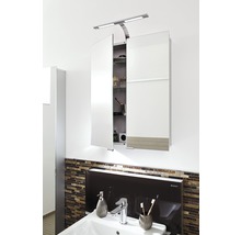 Spiegelschrank mit Beleuchtung über einem Waschbecken im Badezimmer.