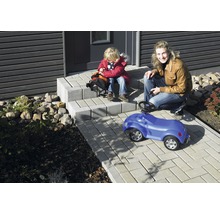 Außenaufnahme mit Pflastersteinen auf Terrasse mit Mutter und Kind