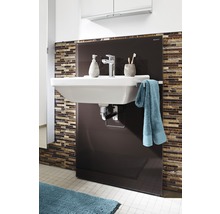 Badezimmer mit Waschbecken, Armatur, Handtuch und brauner Rückwand