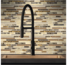 Küchenszene mit Mosaikfliesenwand und Mischbatterie vor Spüle