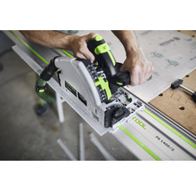 Mann schneidet mit einer Handkreissäge und Führungsschiene eine Platte.