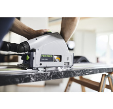 Eine Handkreissäge beim Schneiden eines Werkstücks.