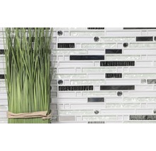 Dekorative Wandfliese mit Glasmosaik und Kunstgras