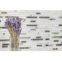 Mosaikfliesenwand mit Glasvase und Lavendelblüten