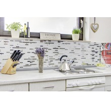 Küchenszene mit Mosaikfliesen, Kochfeld, Wasserkocher und Küchenutensilien