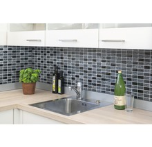 Küchenspüle mit Armatur und Mosaikfliesen-Wand