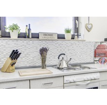 Küchenszene mit Herd, Spüle, Messern, Schneidebrett und Dekor